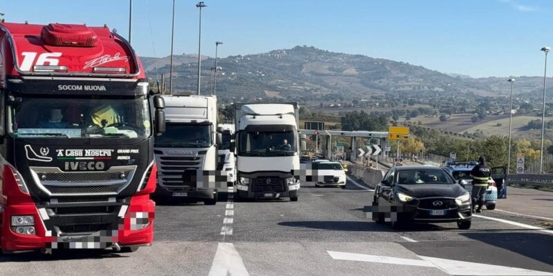 VIDEO – Caro carburante, la protesta arriva alle porte di Benevento VIDEO – Caro carburante, la protesta arriva alle porte di Benevento