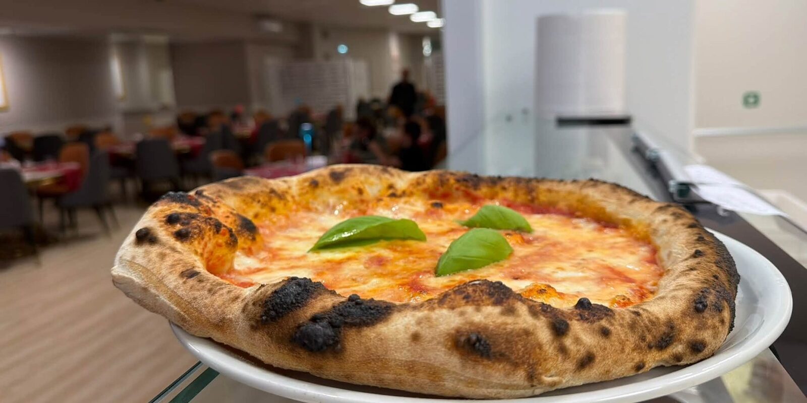 FOTO E VIDEO – Fabbriche Riunite, successo per il nuovo reparto pizzeria in Sala LedWall