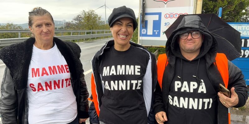 FOTO E VIDEO – Caro carburante, anche le mamme in strada: “Rischiamo di non poter crescere dignitosamente i nostri figli”