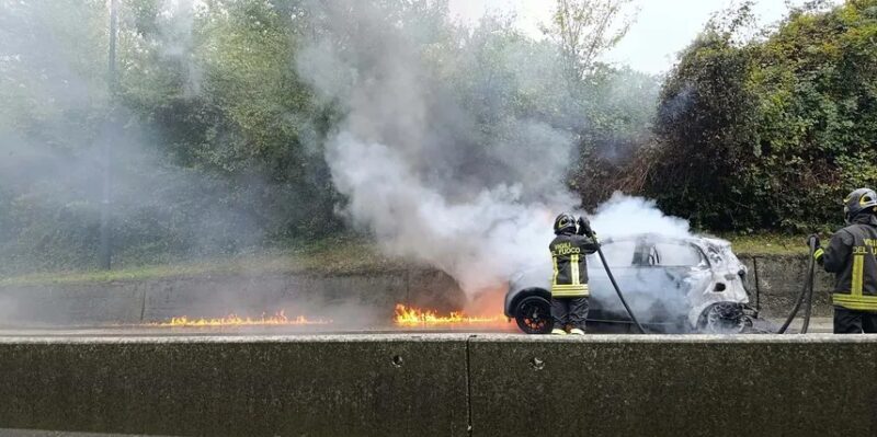 FOTO – Smart in fiamme lungo la Statale Appia: conducente riesce a mettersi in salvo