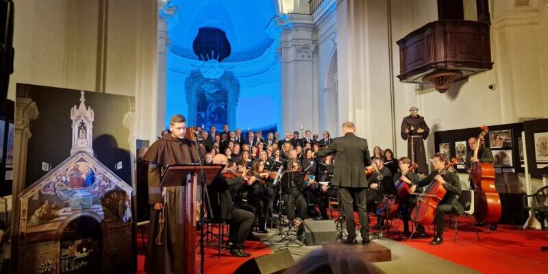 Il Tenore Rosiello nelle vesti di San Francesco insieme alla sua Corale: musica e fede a Sant’Agata Il Tenore Rosiello nelle vesti di San Francesco insieme alla sua Corale: musica e fede a Sant’Agata