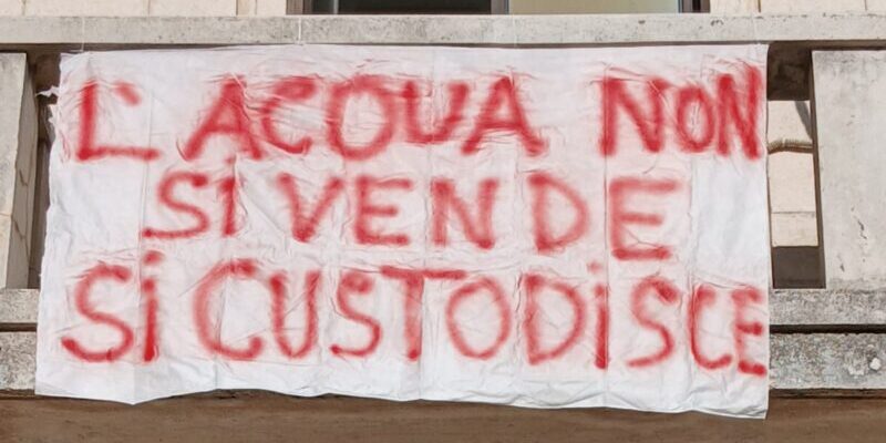 Cusano Mutri, striscioni al Municipio: “L’acqua non si vende, si custodisce”