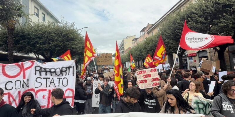 FOTO E VIDEO – Benevento: in piazza contro carovita, Governo e spese militari