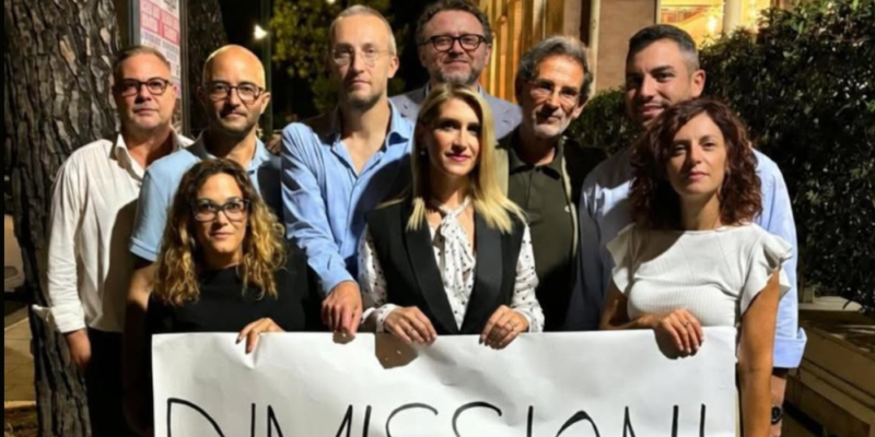 Benevento, l’opposizione chiede dimissioni della Giunta Mastella: lo striscione